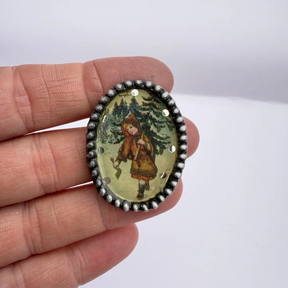Brooch Pin Vintage Christmas Girl Tree Winter Holiday Oval Beaded Border